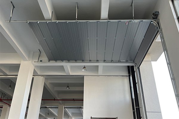 Industrial sectional doors