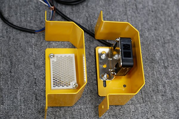 Infrared safety optoelectronic device