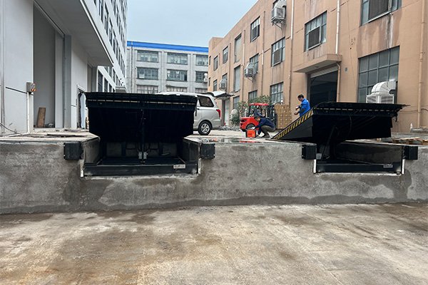 Hydraulic Loading Dock Leveler Solutions for Middle East Warehouses