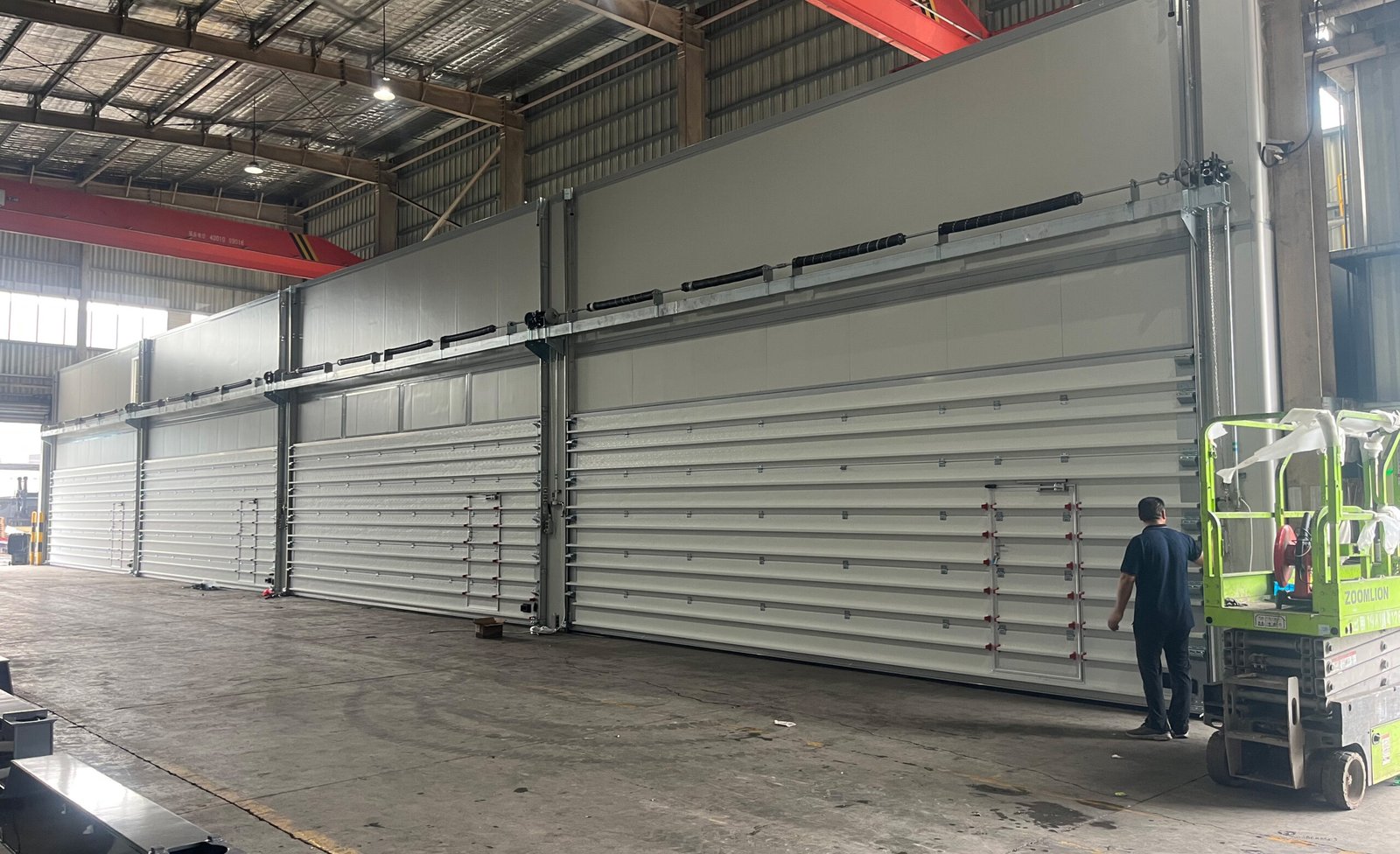 Insulated sectional door for cold chain warehouse
